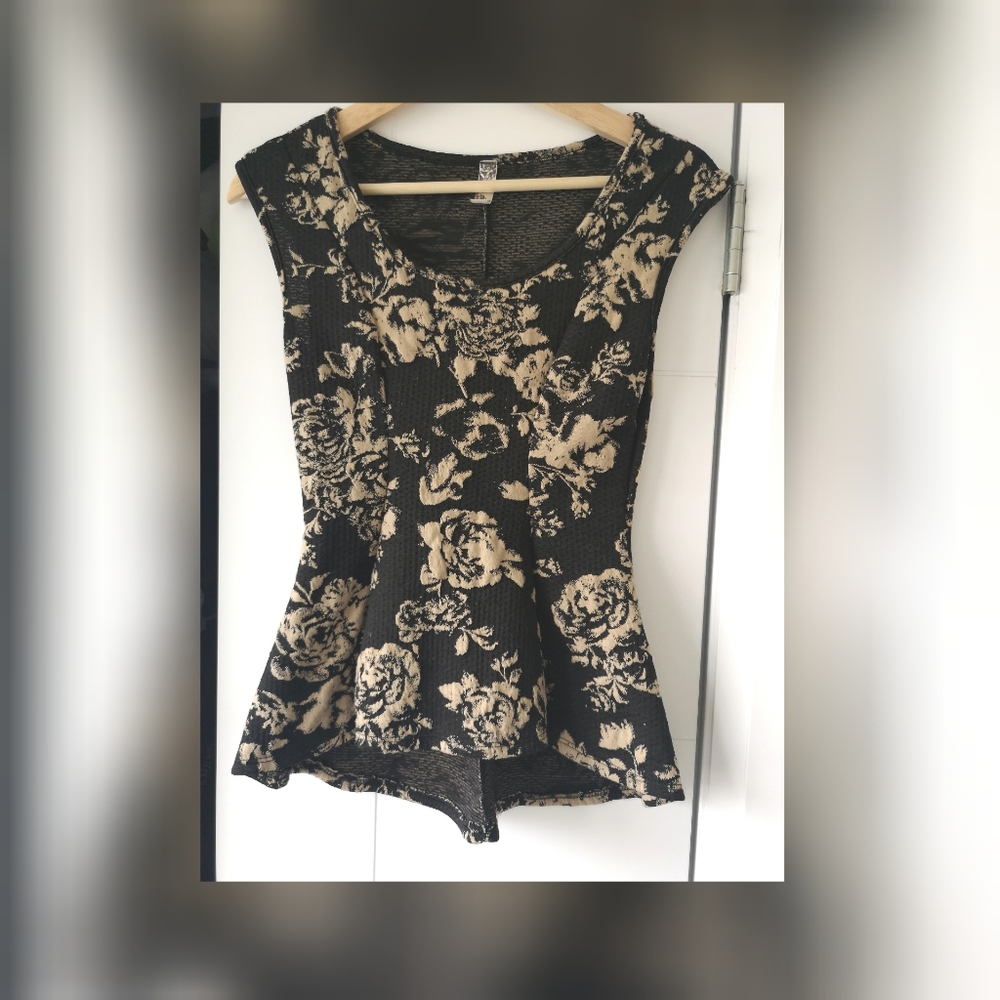 Black and beige floral hi/low shirt.